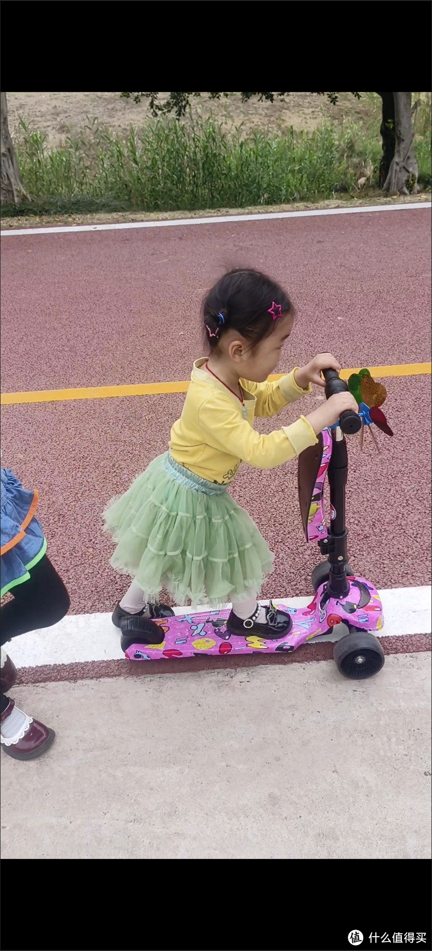 给女儿买的滑板车她就是挺喜欢的
