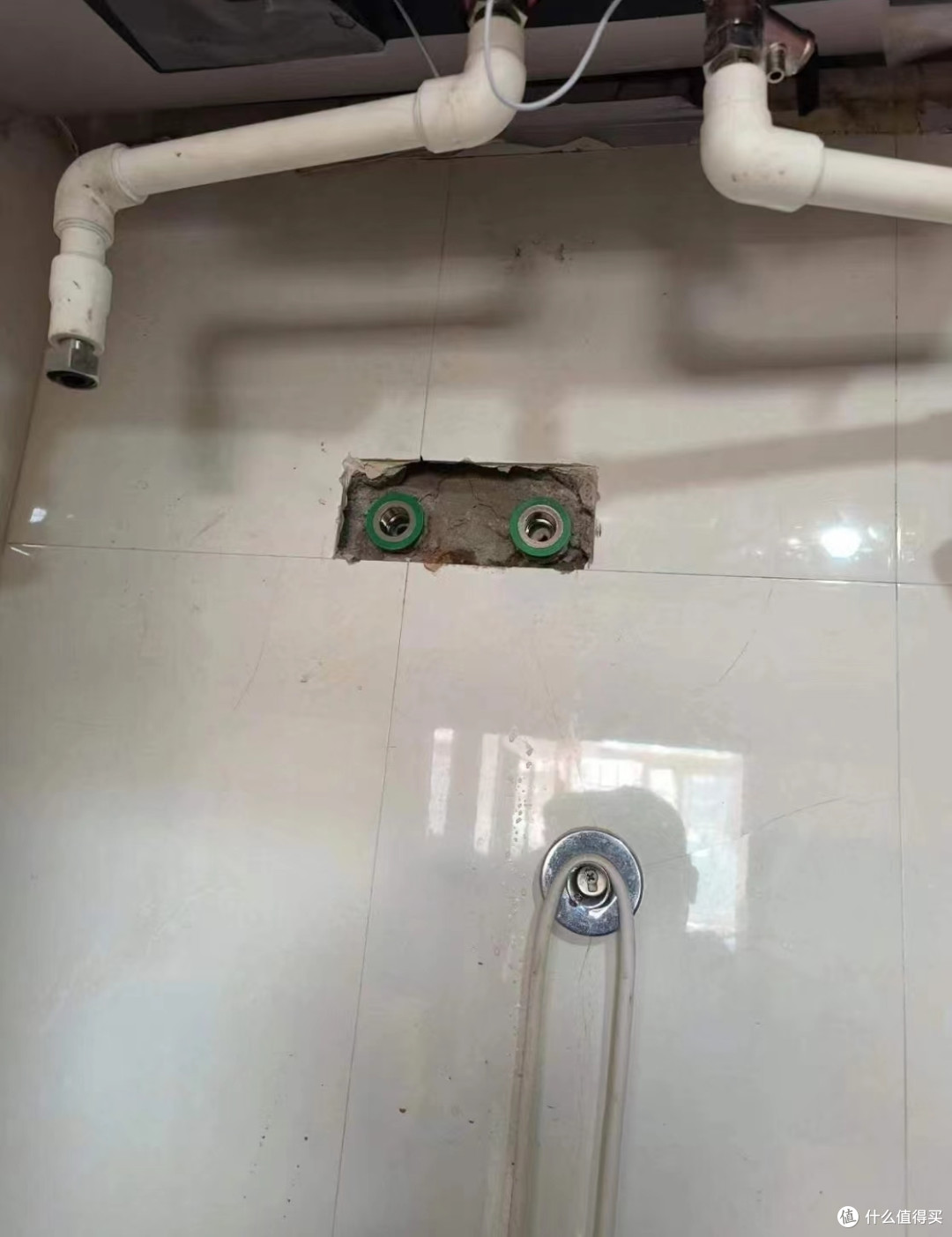 热水器输水管和出水管出现了一些问题。虽然热水器本身还没坏,但是水管问题确实需要专业处理