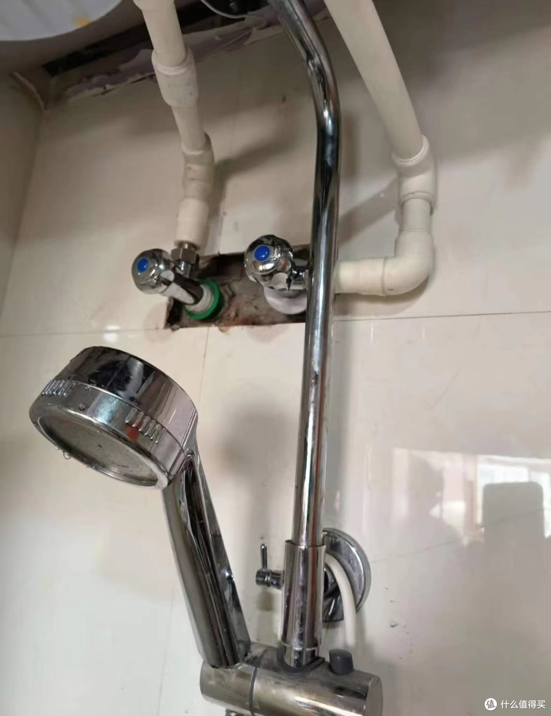 热水器输水管和出水管出现了一些问题。虽然热水器本身还没坏,但是水管问题确实需要专业处理