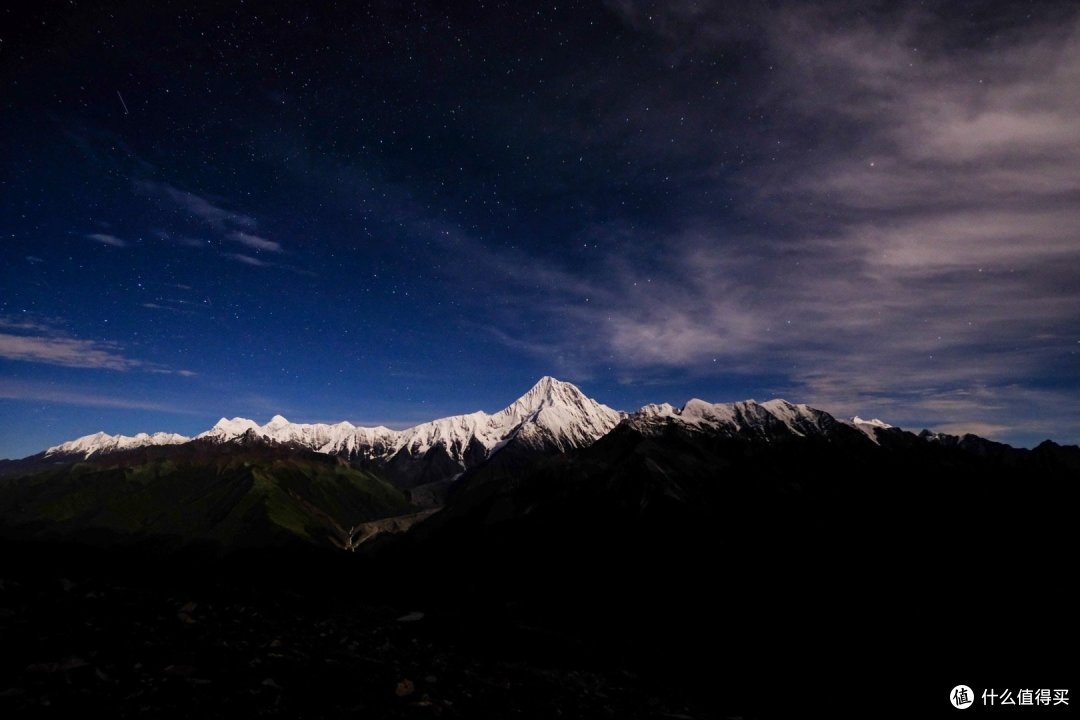 贡嘎雪山的夜晚，天气很好没有很多云雾，一览无余的雪山在月光下像巨物，白的发亮！