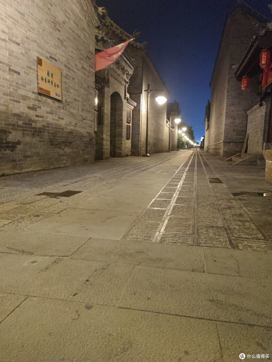繁华的街景深入乡村宁静街景