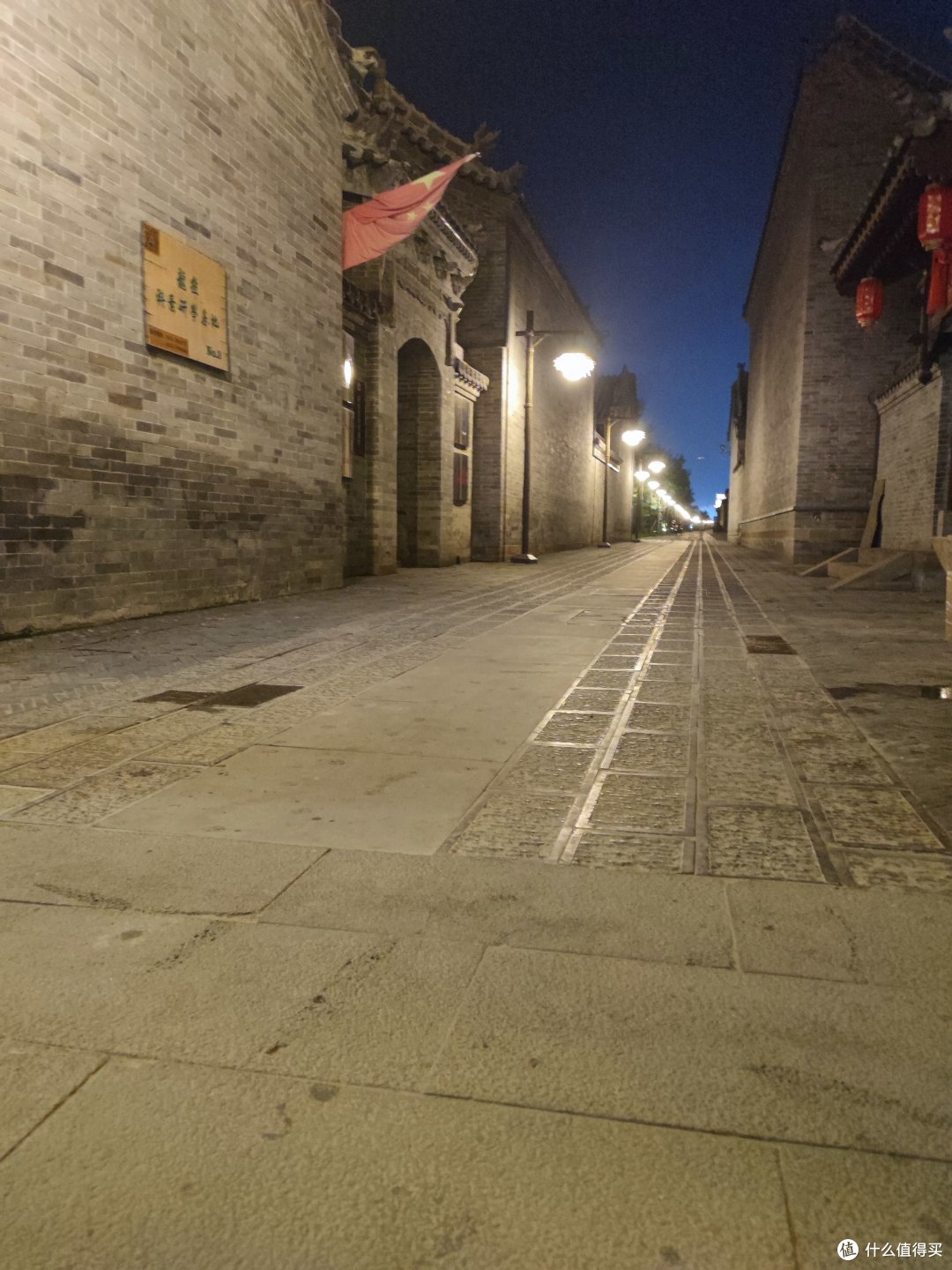 繁华的街景深入乡村宁静街景