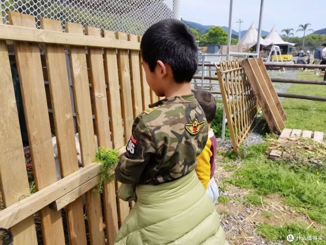 哥哥自认为穿迷彩服很帅气，哈哈