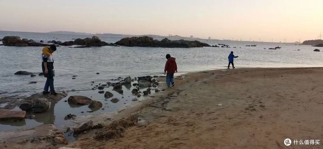 冬天的海边，夕阳西下时的景象