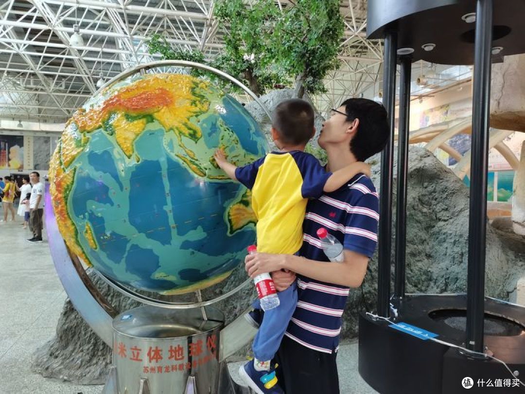 带他们去福州市科技馆，弟弟摸到了一个大地球仪