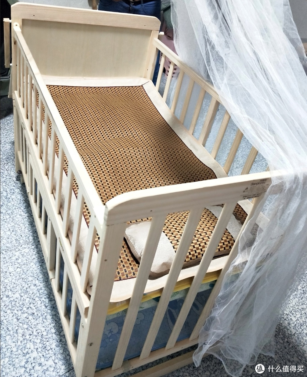 选择一款舒适、安全的婴儿床，确保宝宝有一个良好的睡眠环境。