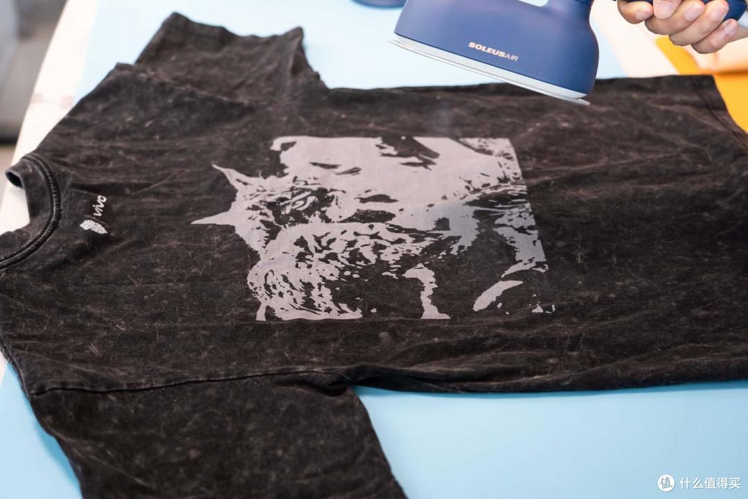 如何让衣服焕然一新？小巧的手持挂烫机轻松搞定你的形象气质