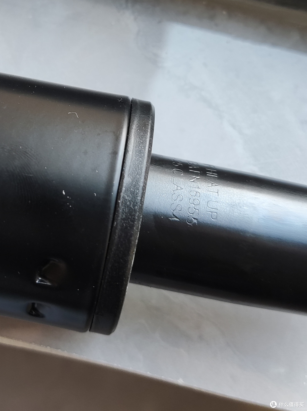 通过气压杆上的钢印,可以得知配置的是国产大品牌莱特(lant)出品的