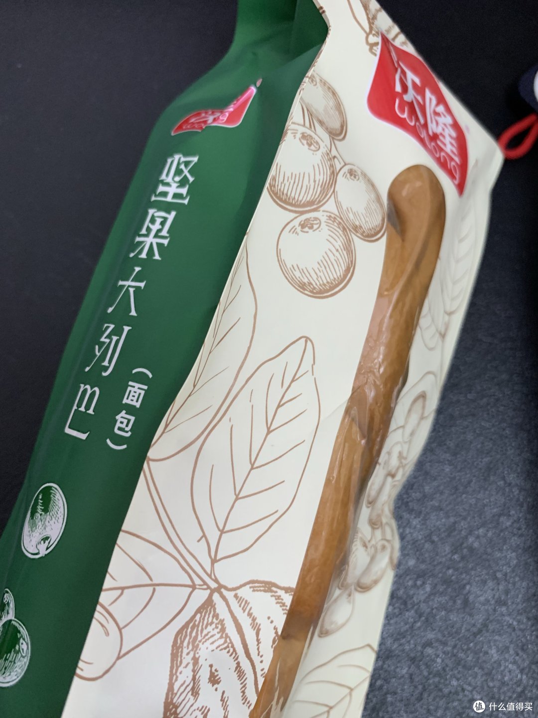 沃隆牌的坚果大列巴,
