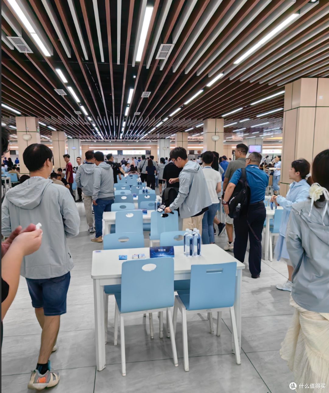 探营最后一步当然是更深入的吃饭,我直接去比亚迪总部的食堂吃的午餐