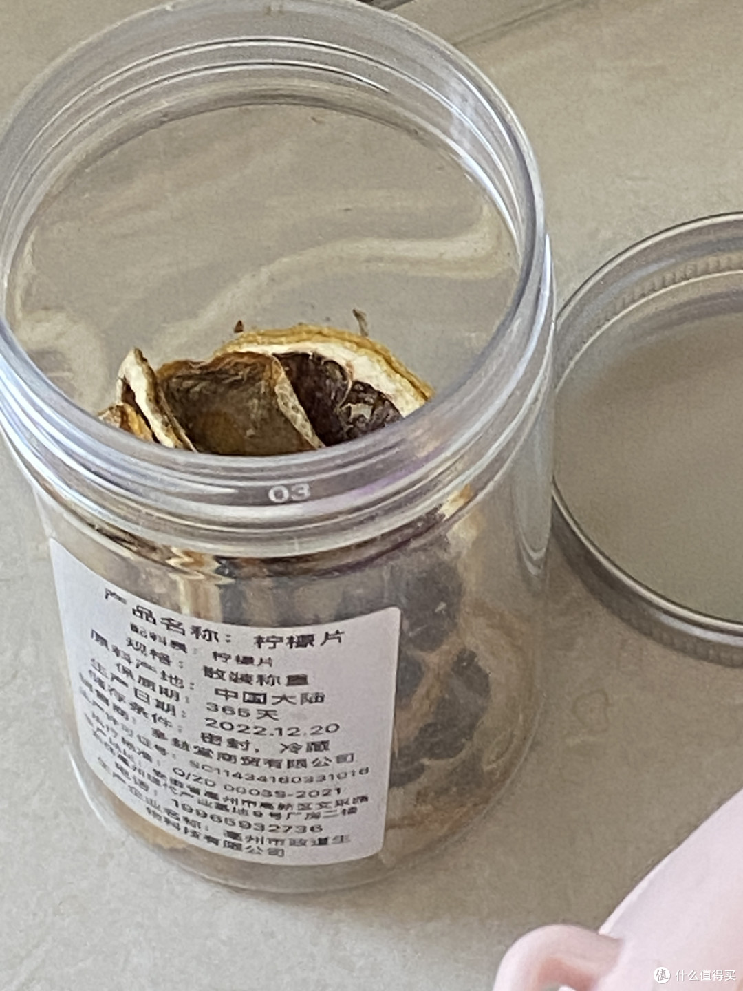 孩子总是不爱喝水,怎么办?试试给他泡一个柠檬片。
