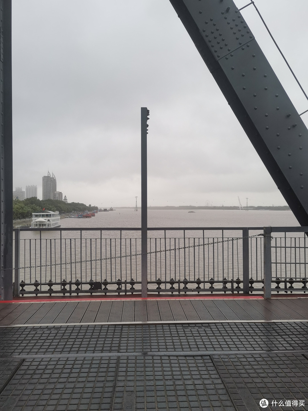 雨中的松花江铁路大桥，因为天气拍出来都昏暗暗的