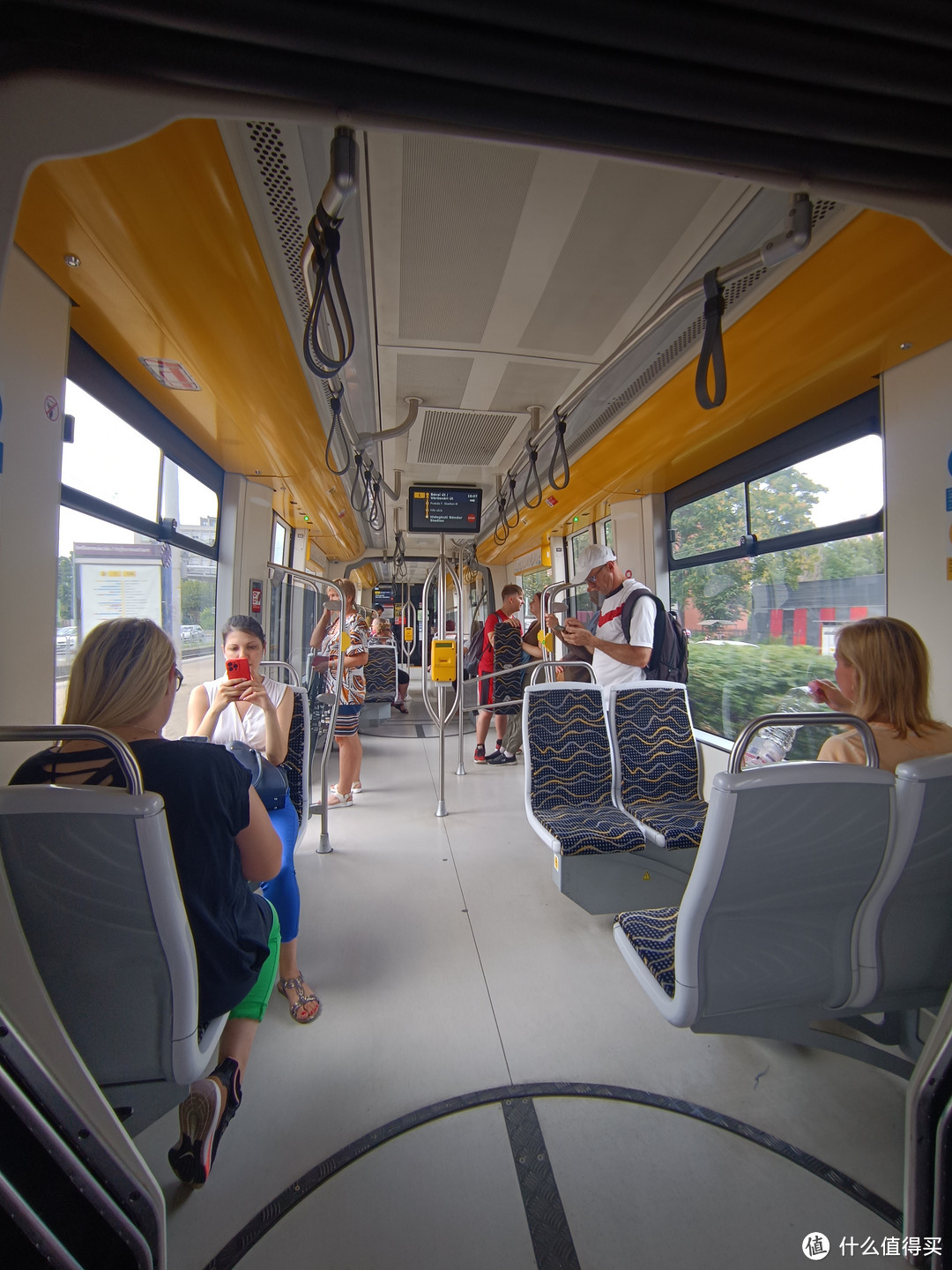 这是布达佩斯有轨电车的内，也是我最喜欢的布达佩斯公共交通工具。