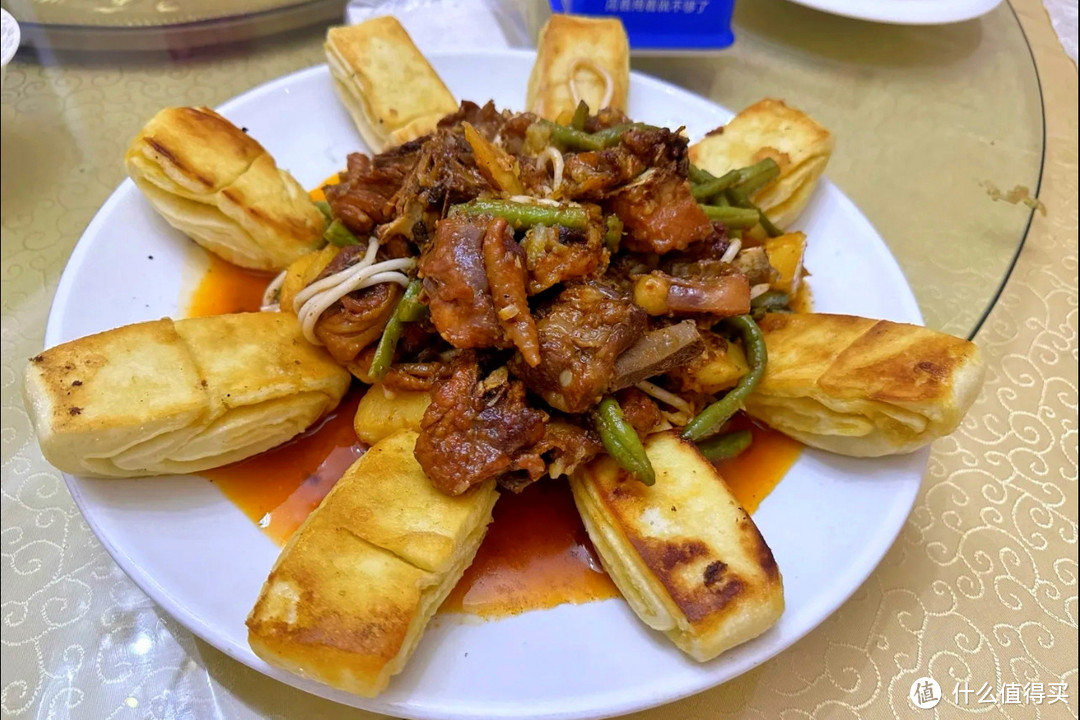 内蒙古12个盟市的名菜，“硬核”蒙餐当之无愧，都是吃肉的好手