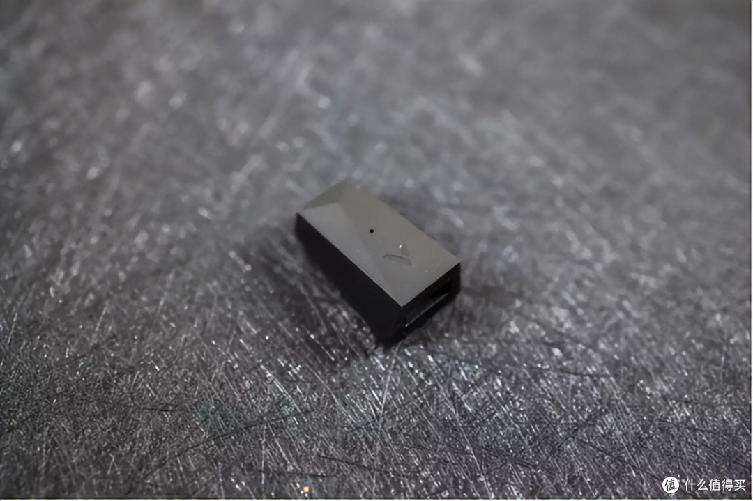 自带OLED屏,4K回报率极速响应,雷柏VT950Pro双模游戏鼠标体验