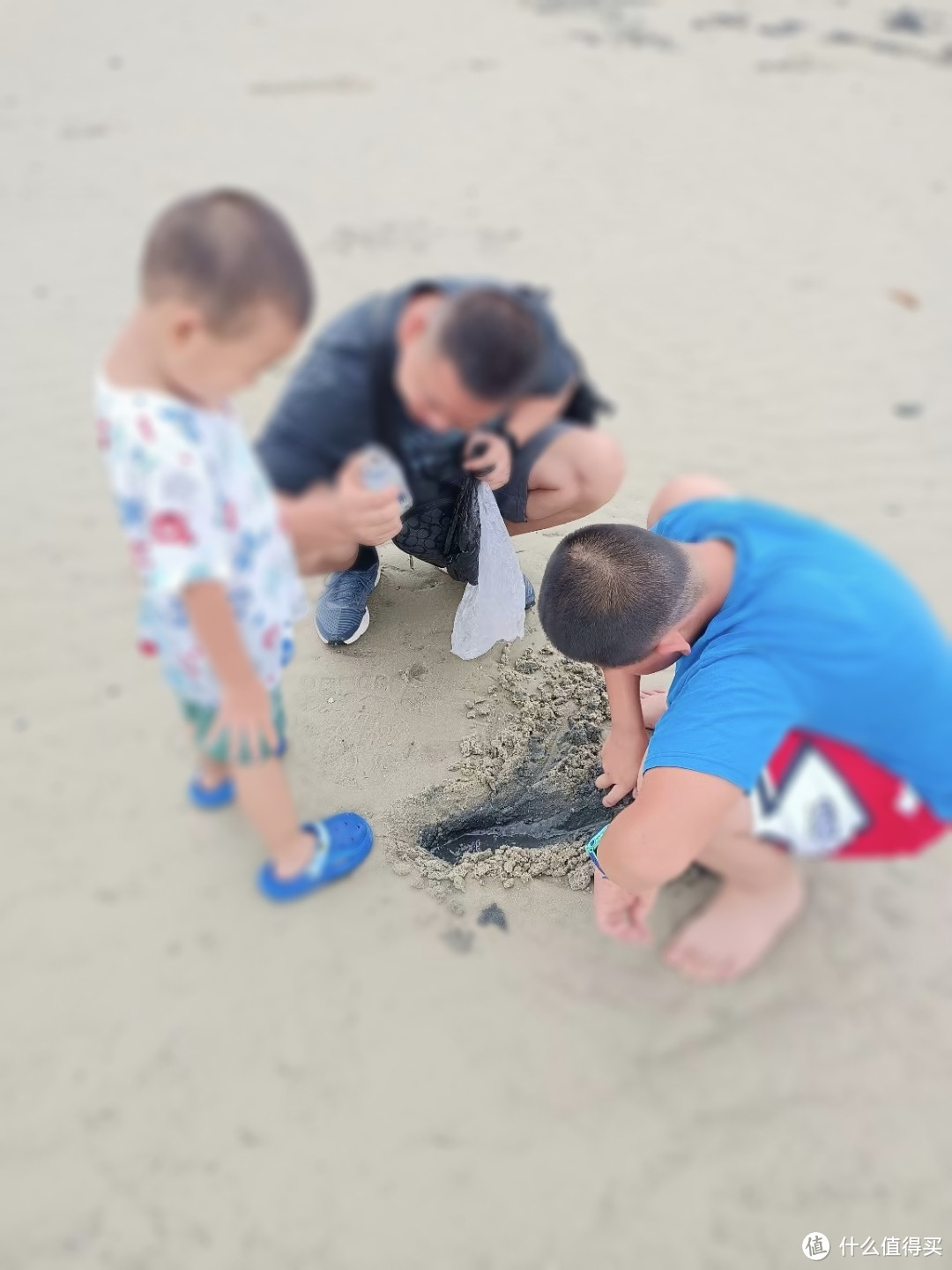 和小朋友们追着小螃蟹去赶海了