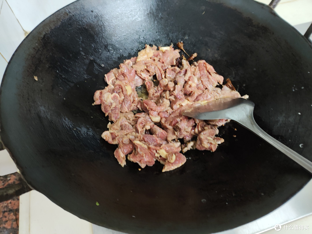 小二，来两斤牛肉一瓶泸州老窖黑盖
