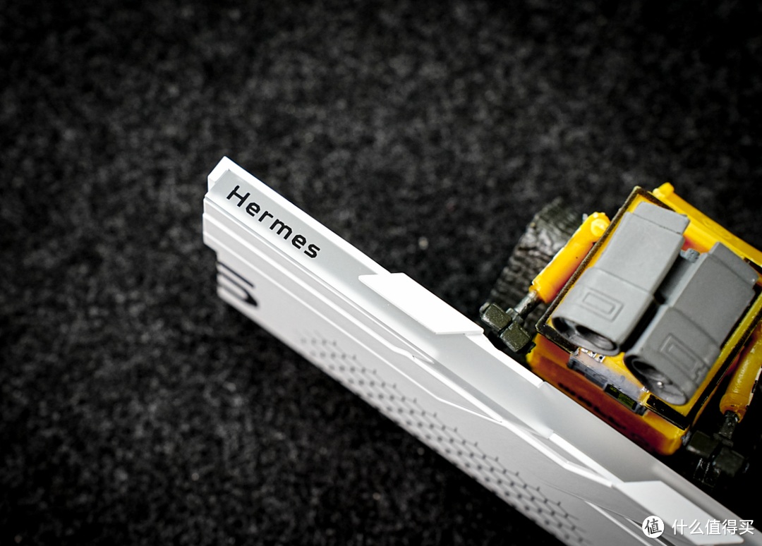 7800小case！高端玩家必备——宏碁掠夺者DDR5内存Hermes冰刃实测