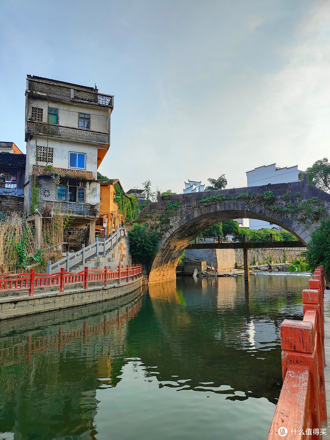 万寿桥，依然屹立在河的两岸，古镇的繁华和冷清的界线
