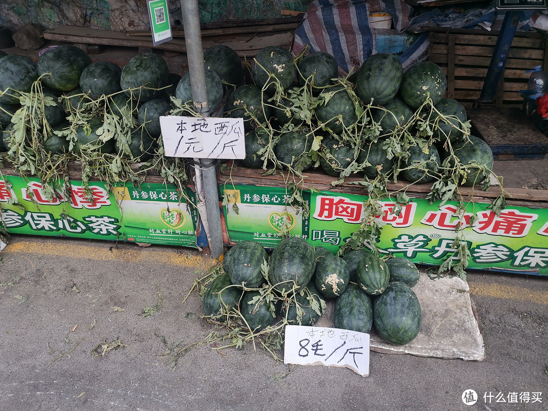 都是新鲜的西瓜，地里直接到市场，主打就是新鲜