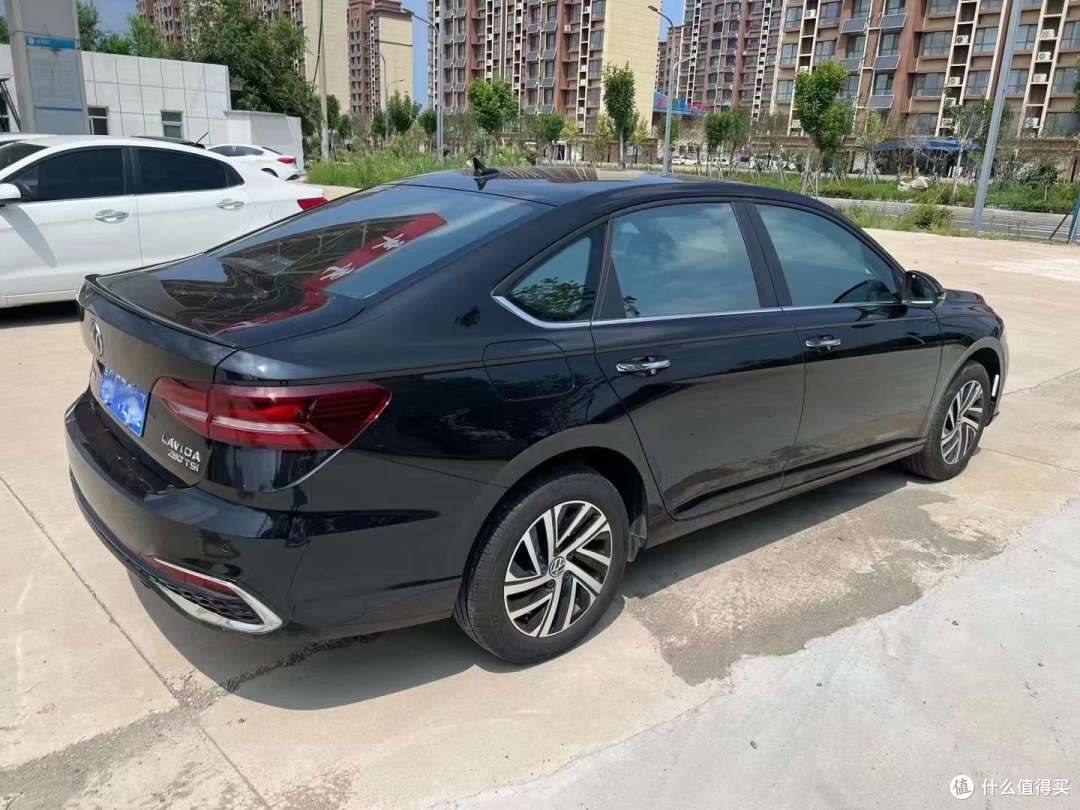 以下是关于大众朗逸内饰设计的特点和亮点