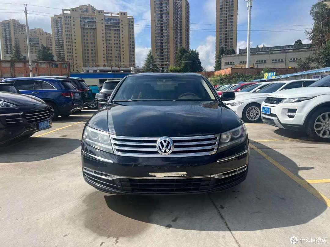 以下是关于大众辉腾前脸设计的详细介绍