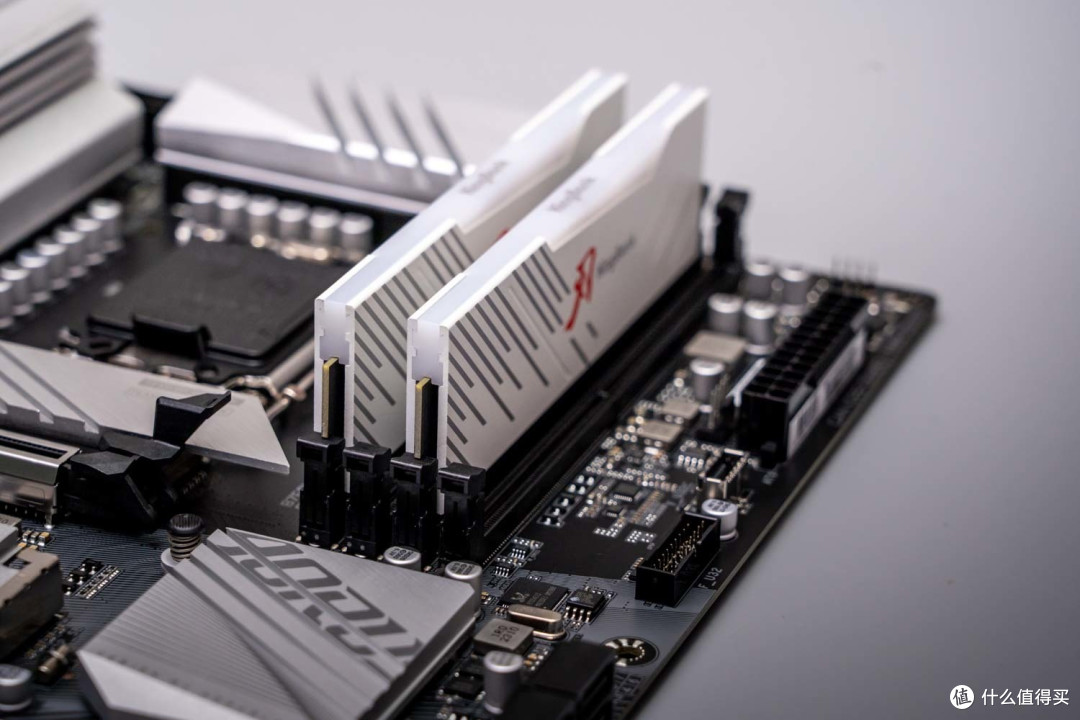 金百达DDR5 6400 RGB灯效内存条入手超频，轻松超频7000+