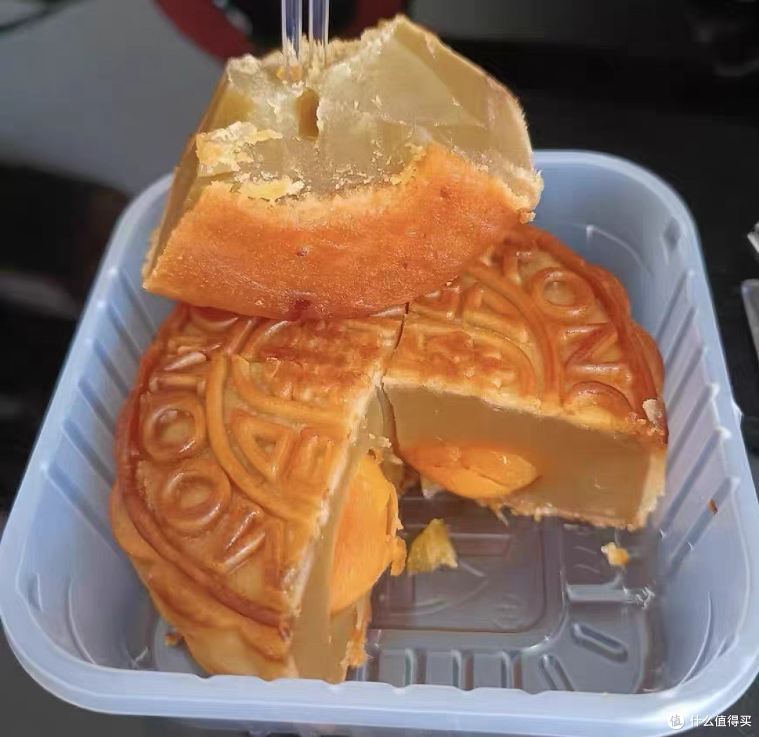 流油蛋黄月饼,口感细腻,回味无穷