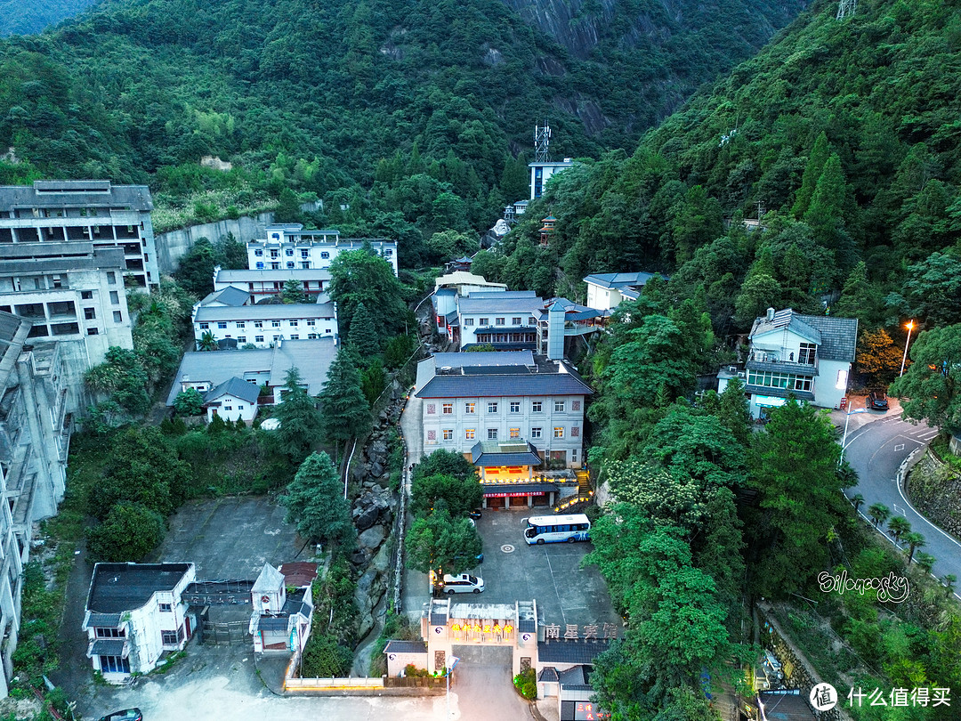 三清山下索道边：依山而建的道教主题文化酒店 - 锦都南星宾馆