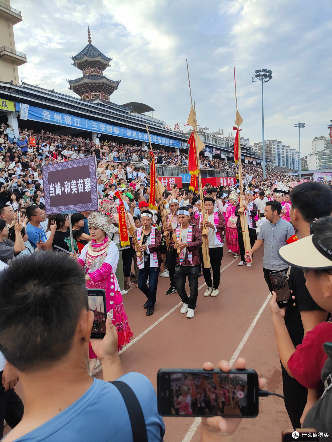 苗寨才会有芦笙，衣服颜色也鲜艳不少了