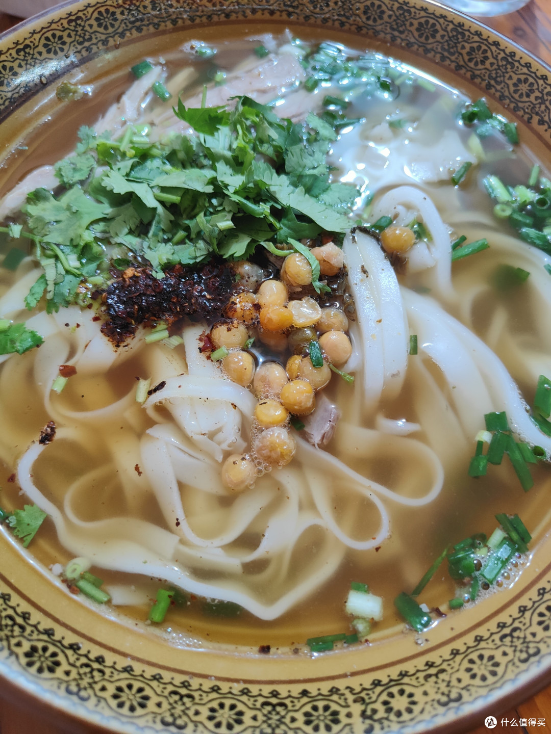一碗煮粉，7元钱，汤鲜粉滑，加点油辣子和折耳根，无敌了