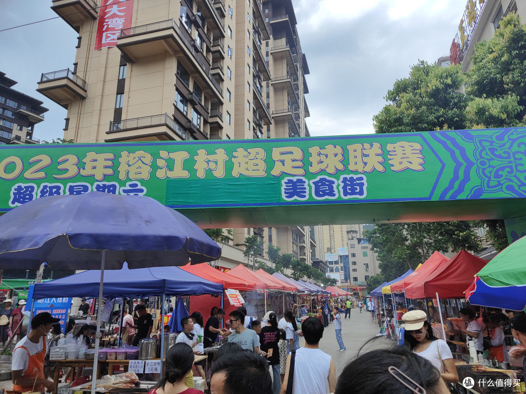 走遍都是各种民族地方美食，虽然品种不算非常多，但是都非常具有民族特色