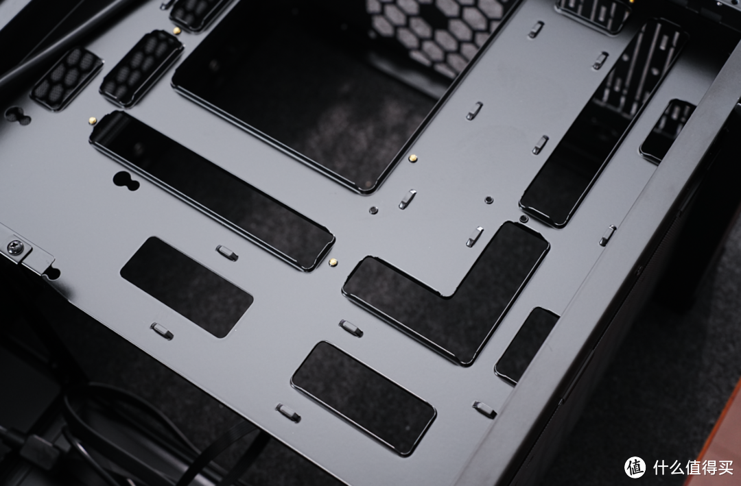 乔思伯U4 Mini装机实测：M-ATX机箱竟可塞入360水冷和420mm显卡？