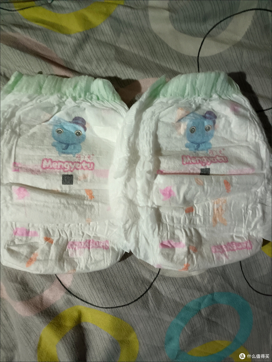 我们在给孩子选择纸尿裤的时候要选择这样全包围的