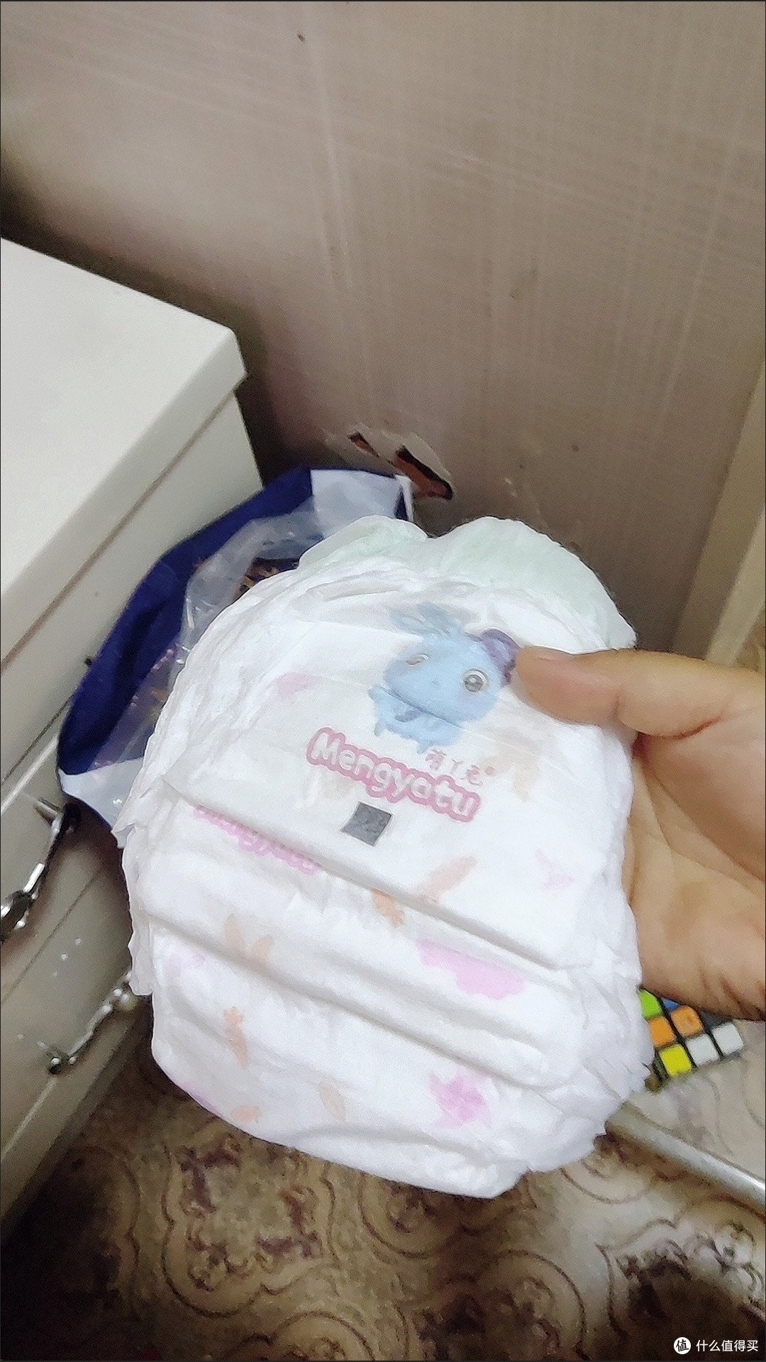 我们在给孩子选择纸尿裤的时候要选择这样全包围的