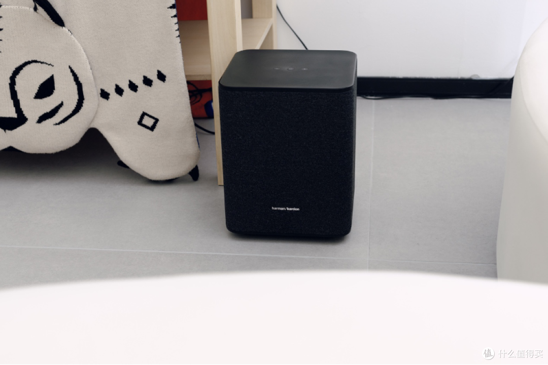 海信 L8K 不仅主机内置音响，还有独立的低音炮