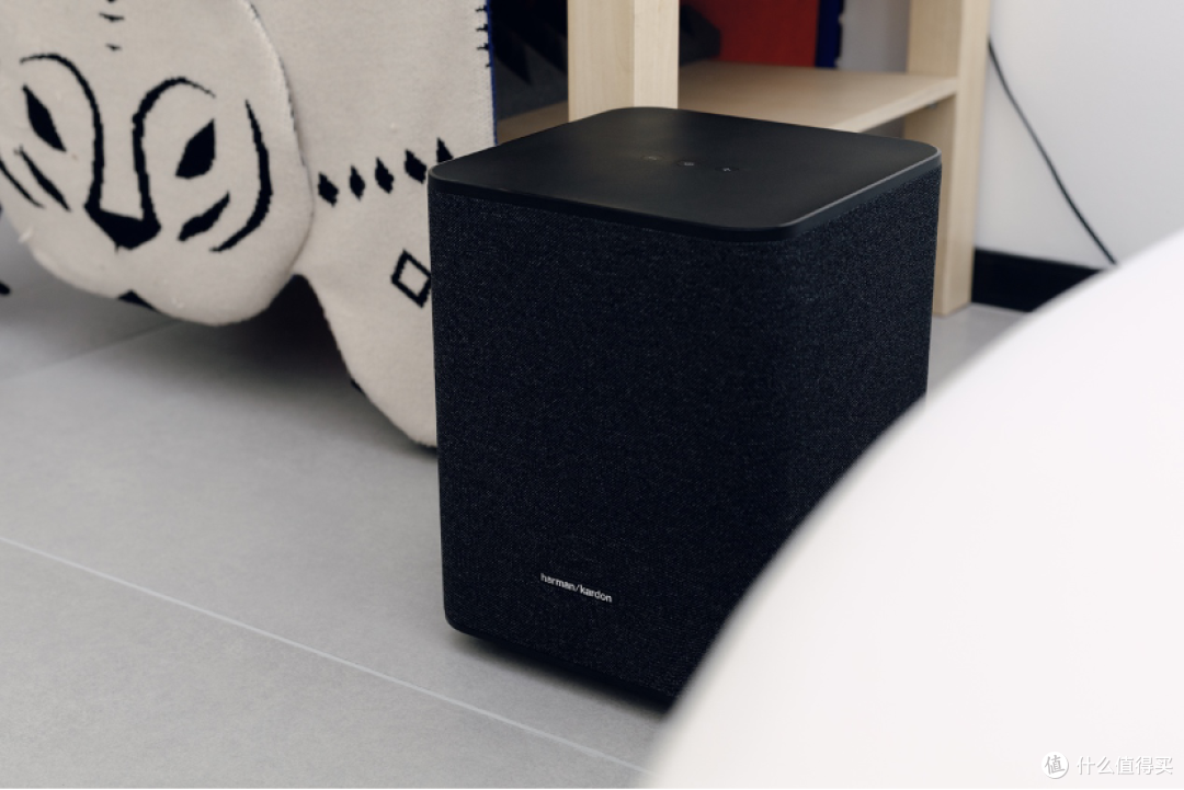 海信 l8k 主机顶部音响可以产生「天空音」,增加中高频的冲击力,低音