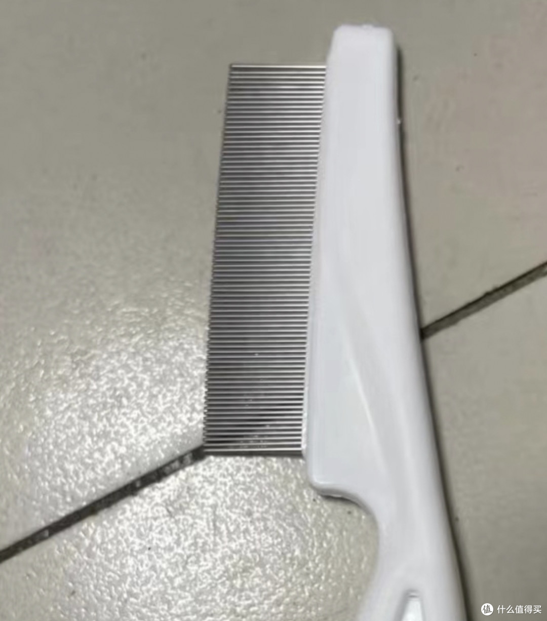 如果你在家里养了一只猫猫或狗狗,那么准备一个宠物梳子是非常必要的