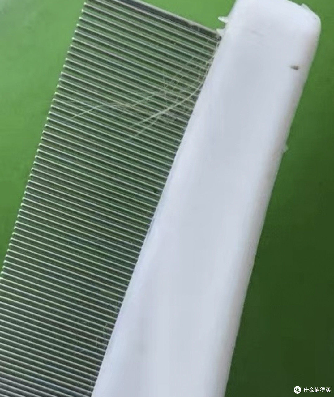 如果你在家里养了一只猫猫或狗狗,那么准备一个宠物梳子是非常必要的