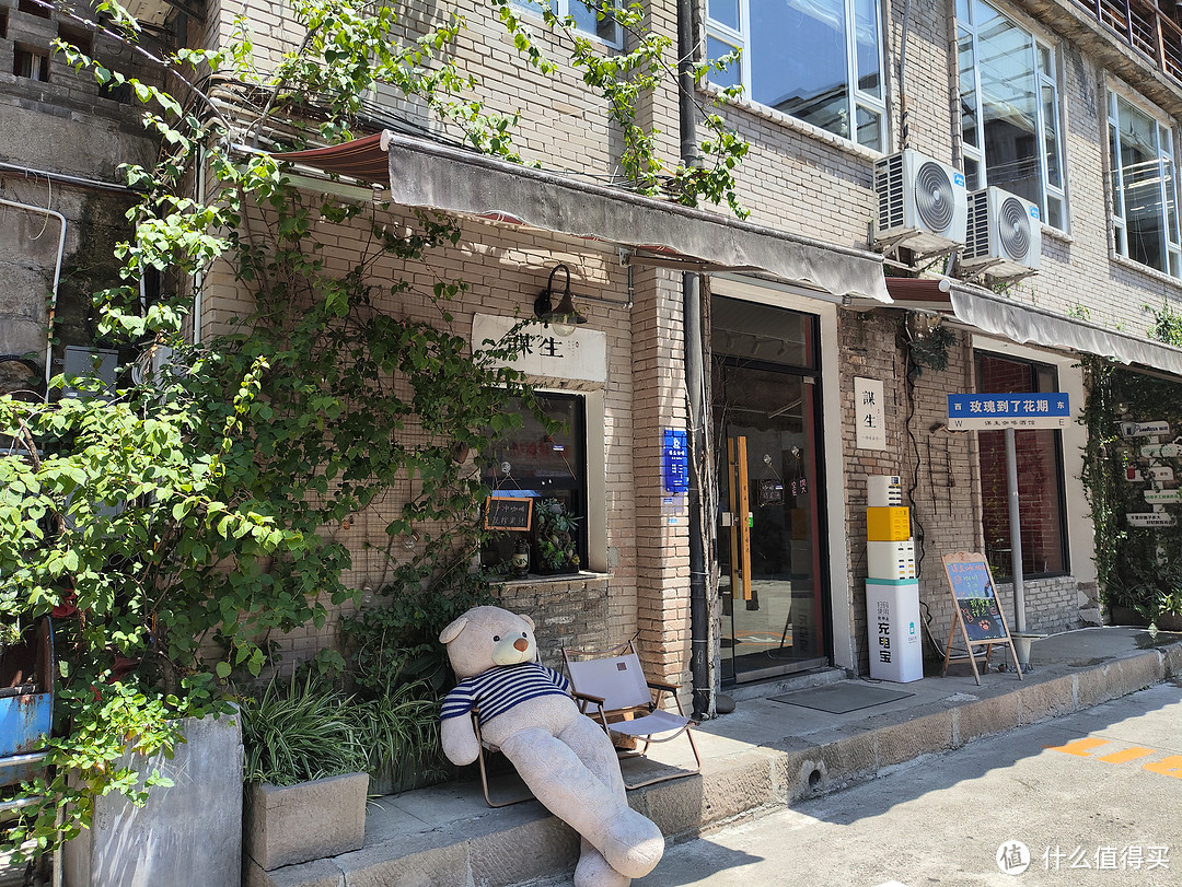 整个厂区都是这种小店，咖啡、简餐、酒吧，也有住宿