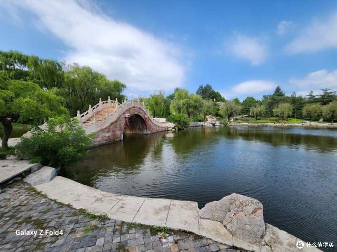 旗舰折叠屏手机怎么选？真机对比荣耀Magic V2、华为Mate X3和三星Galaxy Z Fold4，谁更强？