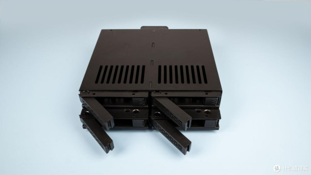 【开箱简测】ICY DOCK MB324SP-B四盘位 SATA/SAS硬盘硬盘抽取盒