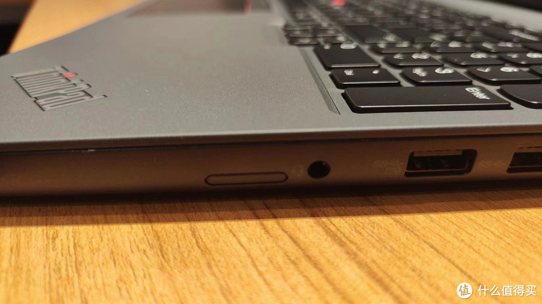 在键盘右侧耳机孔旁边那个卡盖，就是插SIM卡的位置，目前仅有一个小盖堵着，美工刀一撬就能下来
