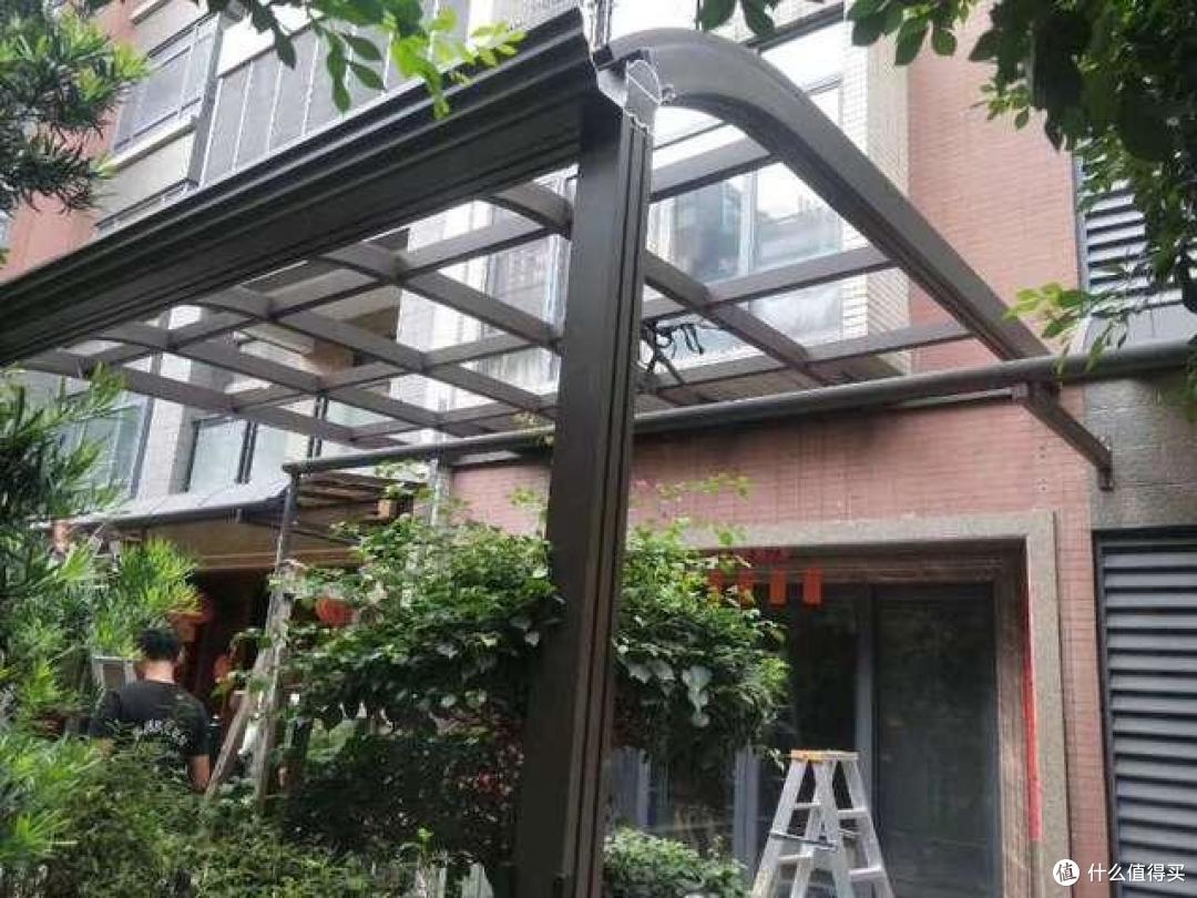院子里搭雨棚,二楼却不干了,原来鸟语花香的院子并没那么“香”