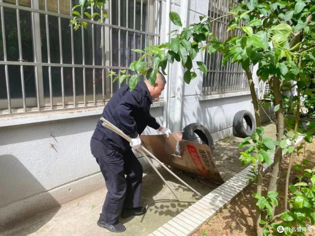 院子里搭雨棚,二楼却不干了,原来鸟语花香的院子并没那么“香”