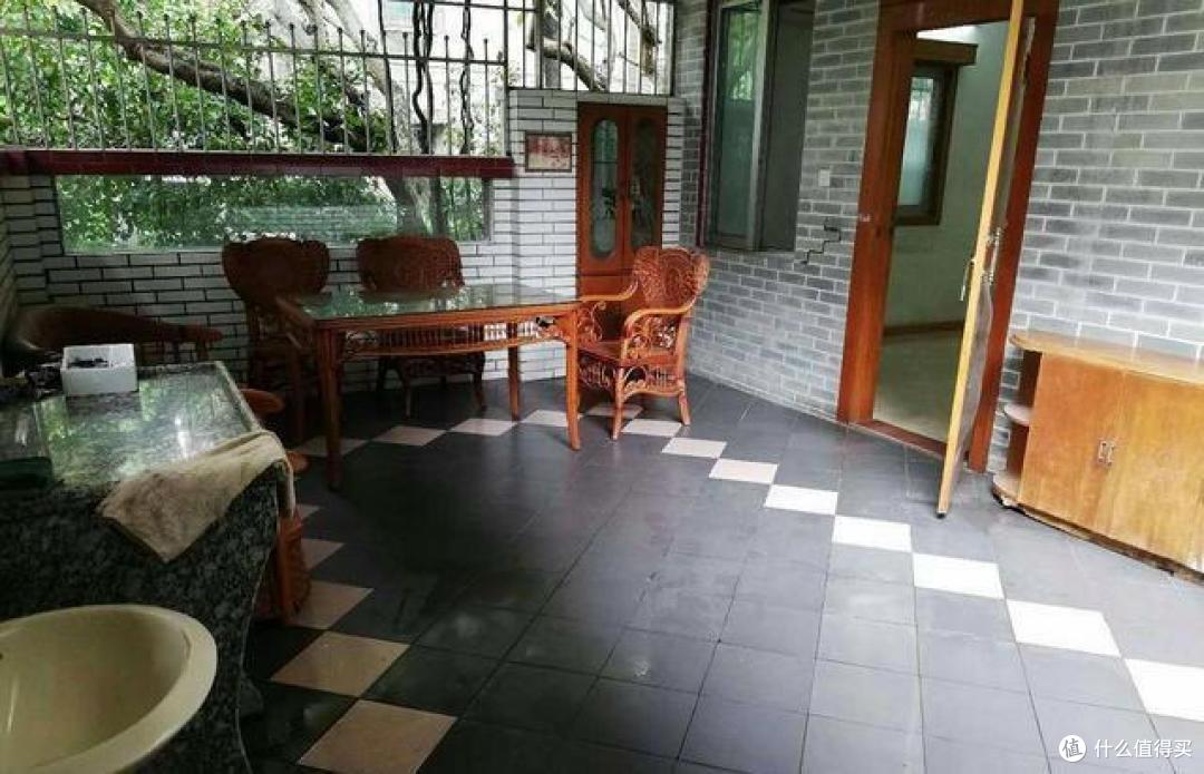 院子里搭雨棚,二楼却不干了,原来鸟语花香的院子并没那么“香”