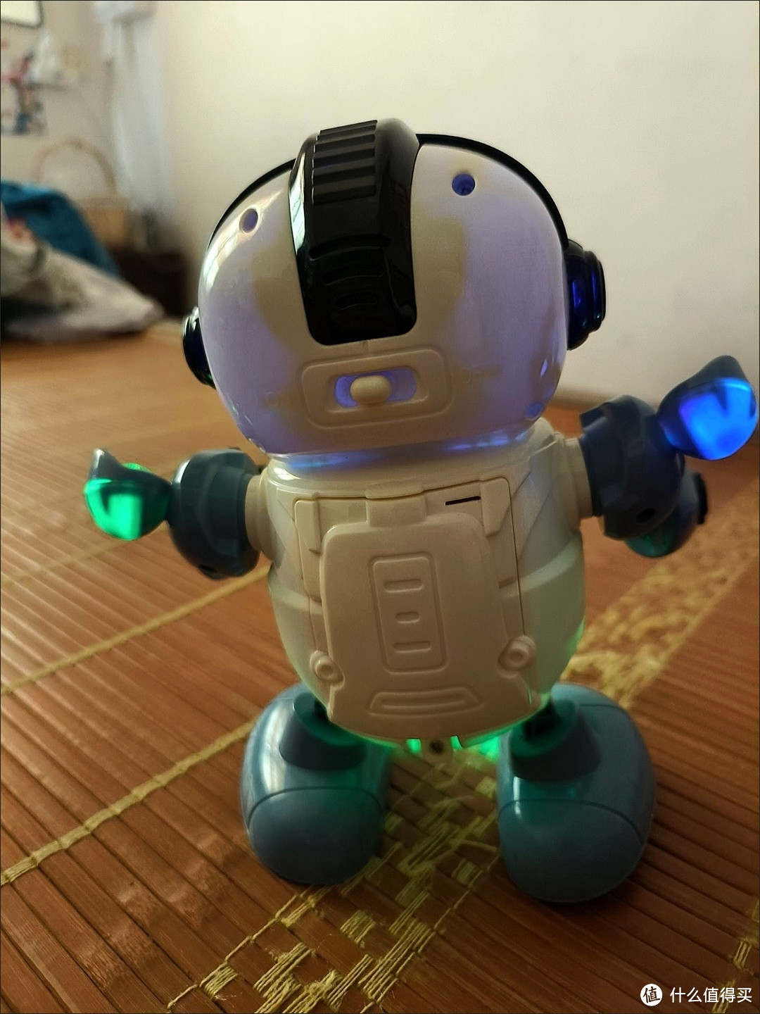 自从买了这个会跳舞唱歌的机器人，孩子再也不玩手机了!