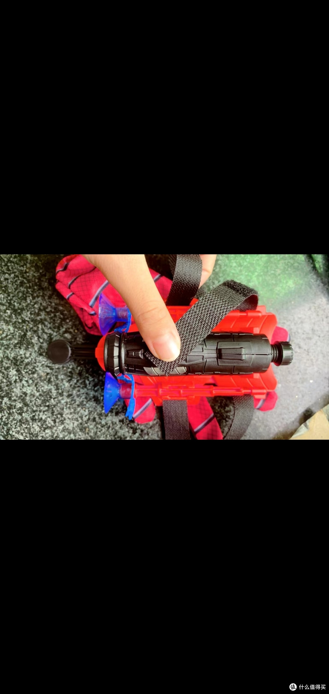 蜘蛛侠蛛丝发射器玩具，带孩子体验当蜘蛛侠的感觉。