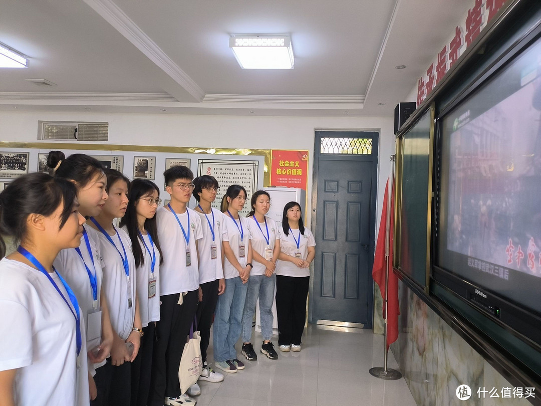 图为团队成员观看十堰电视台发行的张振武纪念片