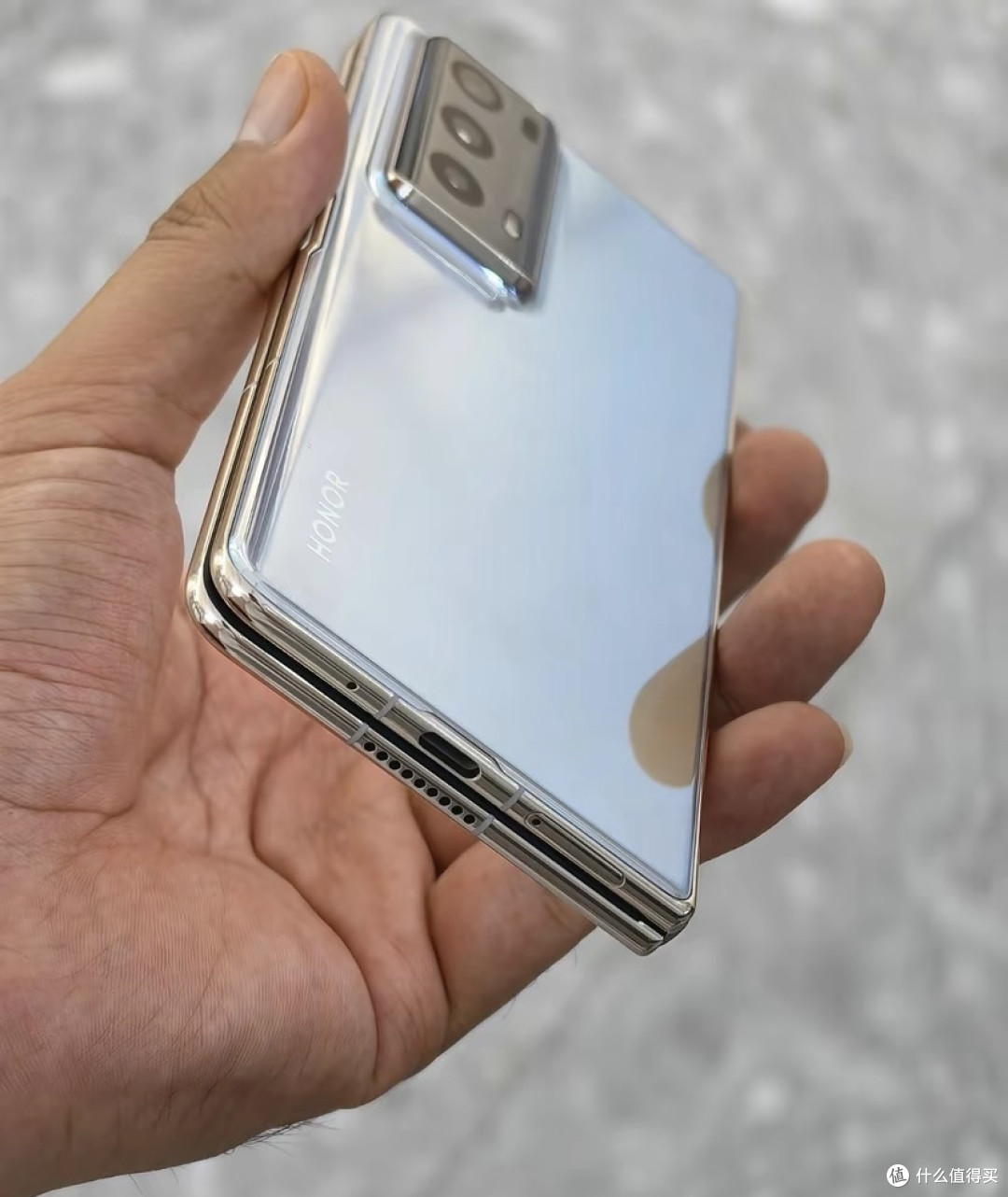 荣耀品牌已经推出了一款名为"荣耀Magic 3 Pro+"的折叠屏手机。以下是一些关于这款手机的信息